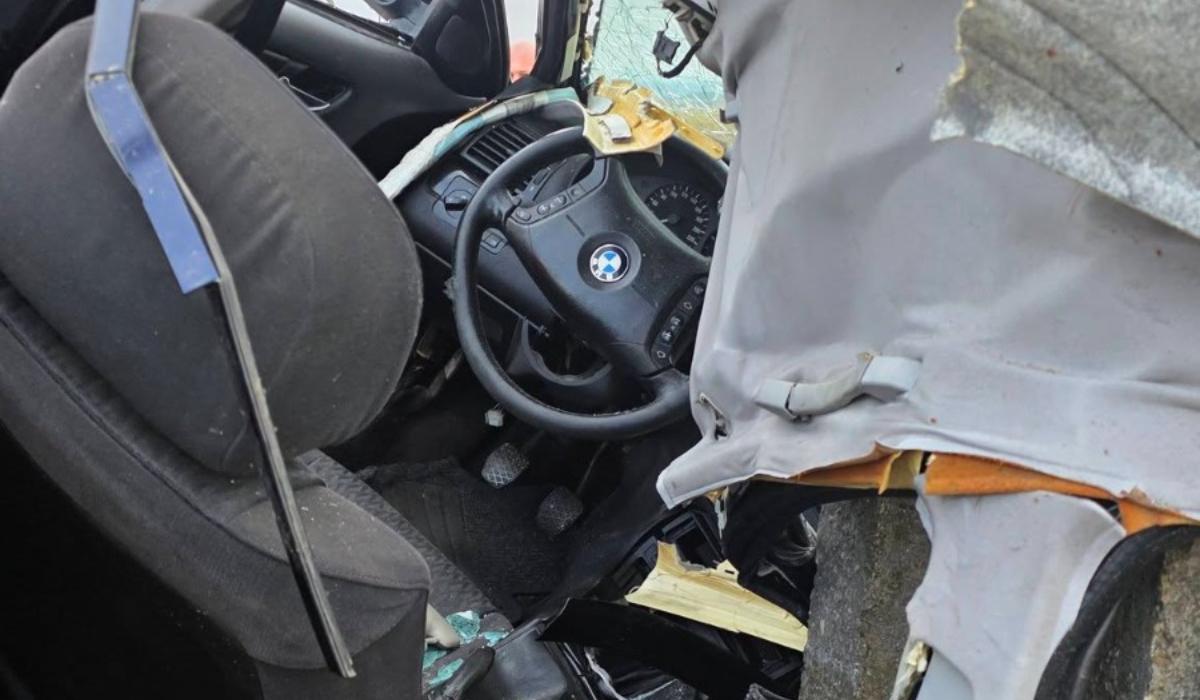 A pierdut controlul şi a intrat cu maşina în stâlp, în Pricaz. Şofer de 25 de ani, mort sub mormanul de fiare