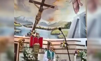 Momentul în care o cruce de lemn se prăbuşeteşe peste un preot în timpul slujbei. Bărbatul a murit