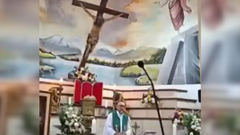 Momentul în care o cruce de lemn se prăbuşeteşe peste un preot în timpul slujbei. Bărbatul a murit