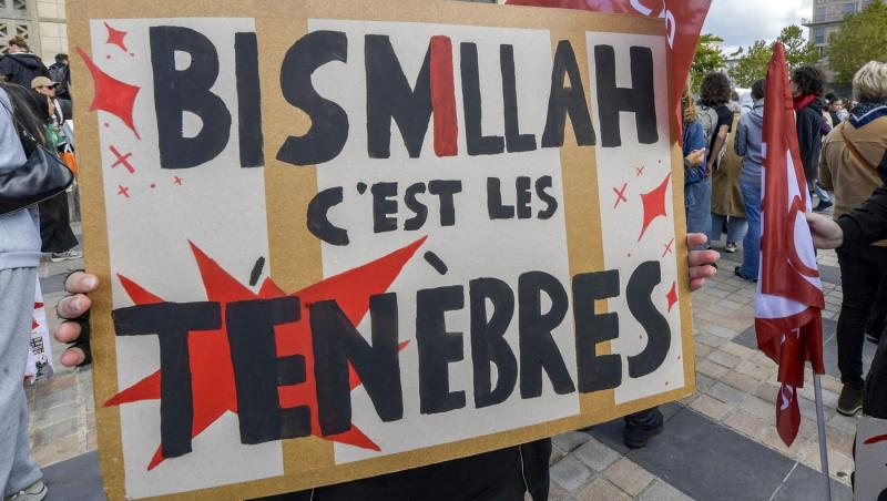 Mesajul bizar devenit simbol al protestelor din Europa. Povesetea din spatele "Bismillah, c’est les ténèbres"