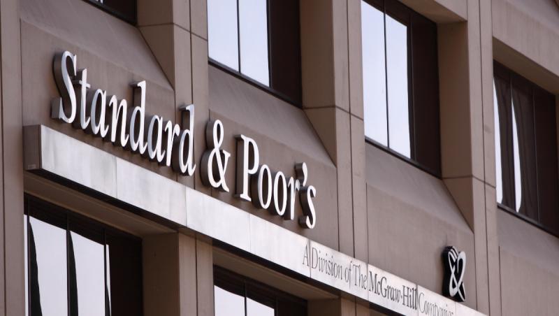 România scapă de "junk". S&P menține ratingul suveran la BBB-, cu perspectivă negativă