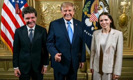 Administrația Prezidențială, reacție după ce s-a sugerat că Nicușor Dan s-a fotografiat cu macheta lui Trump