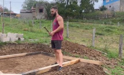 S-a mutat dintr-un oraş mare într-un sat cu 18 locuitori. Acum dă 5 euro pe an pe apă 