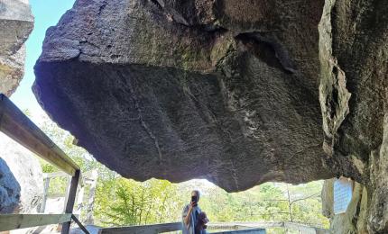 O stâncă de 80 de tone, obiectiv turistic, s-a prăbuşit după mai bine de 100 de ani. Era modelată de gheţari