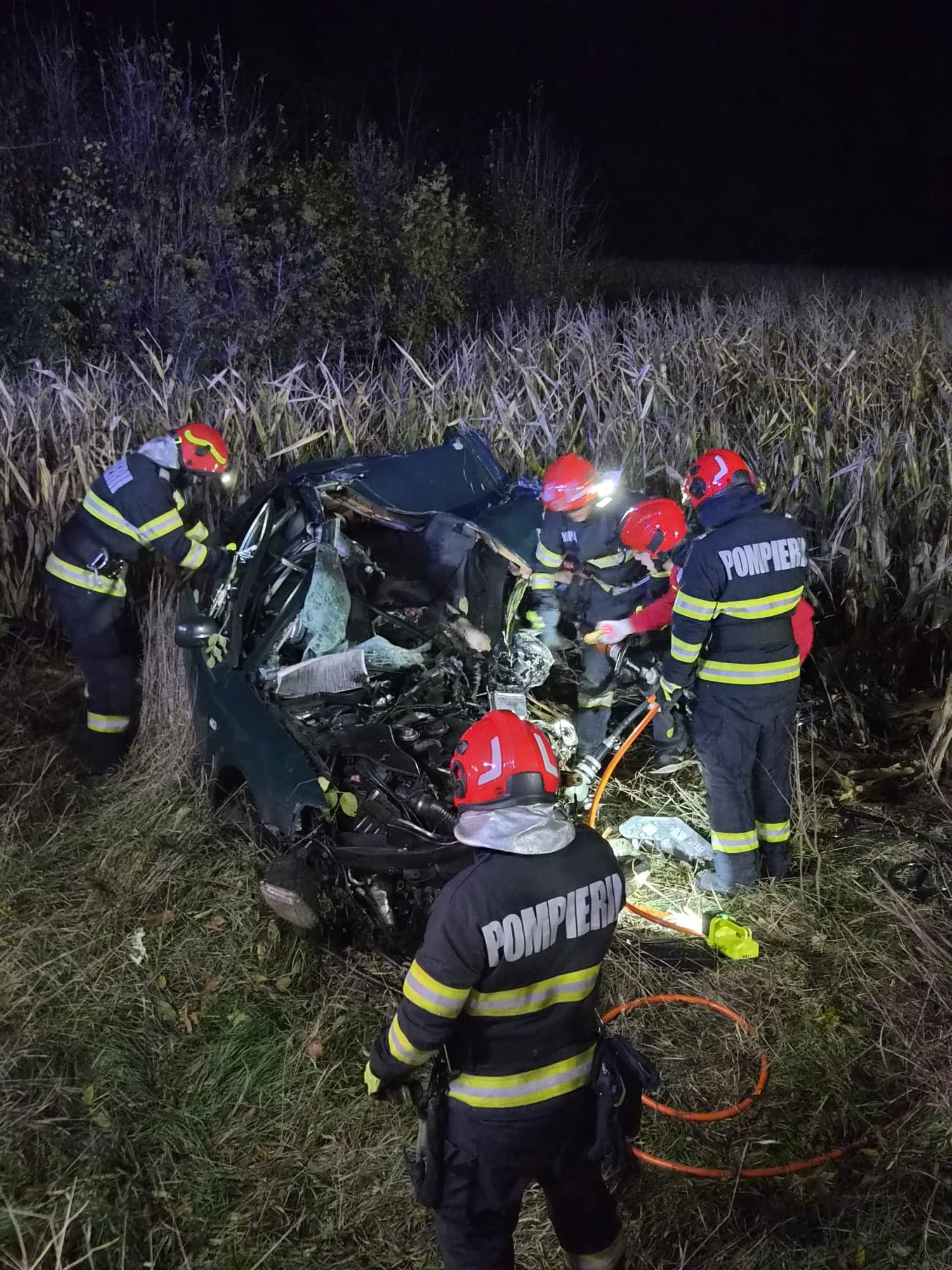 Doi morţi şi un rănit, după impactul dintre o maşină şi o autoutilitară, pe E85. Cea din urmă a luat foc
