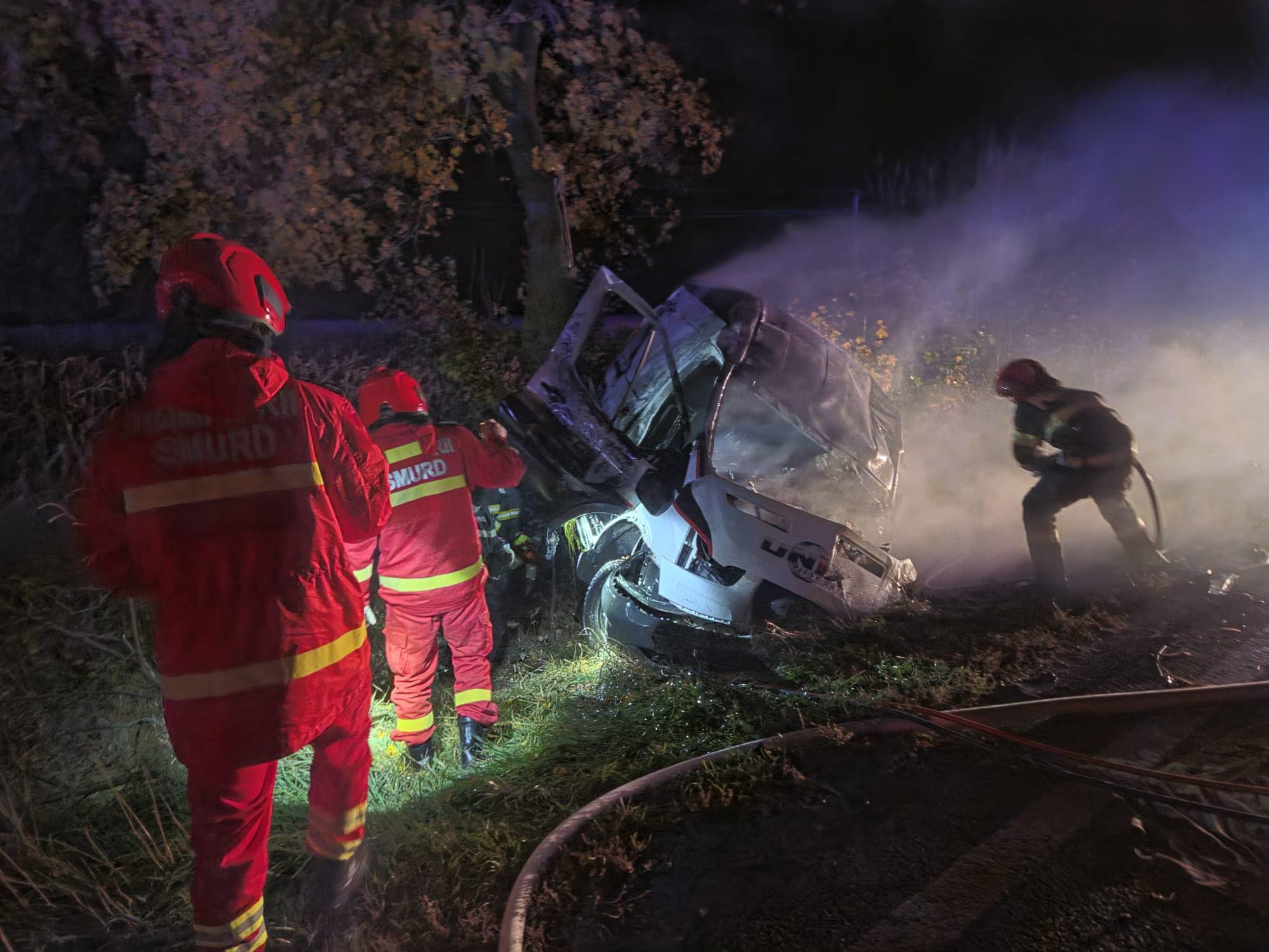 Doi morţi şi un rănit, după impactul dintre o maşină şi o autoutilitară, pe E85. Cea din urmă a luat foc