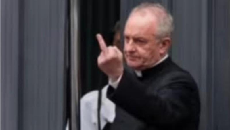 Momentul în care un preot catolic îi arată degetul mijlociu unui adolescent, în timpul violenţelor din Milano