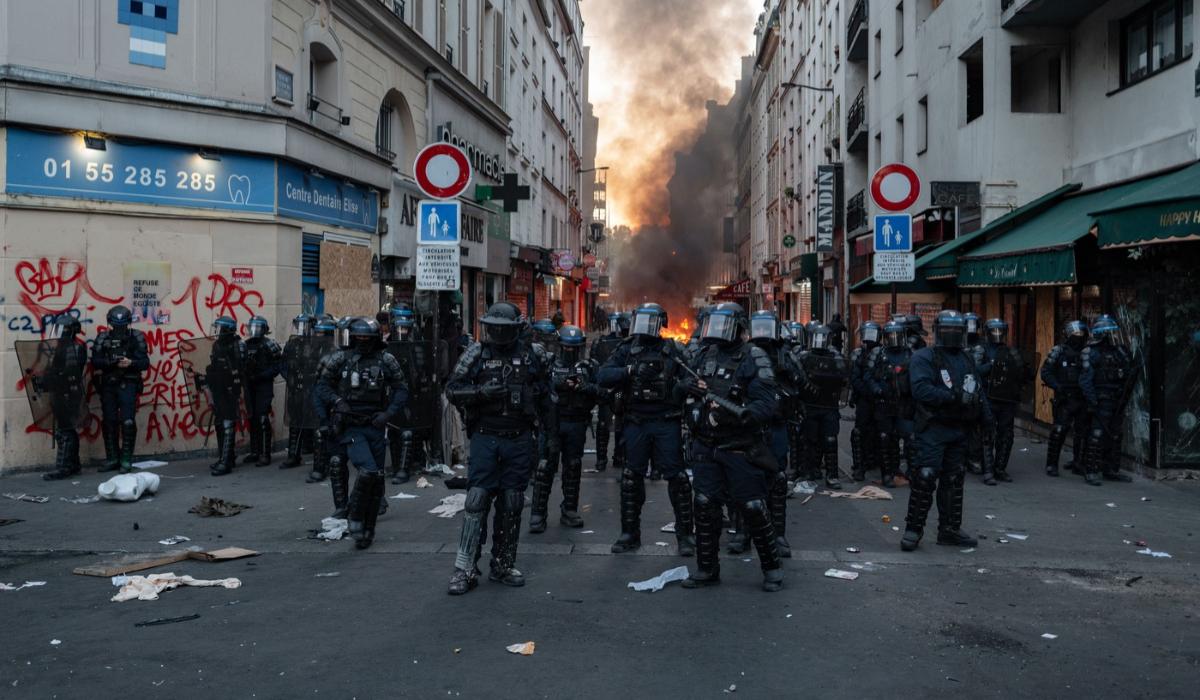 Studenți francezi, târâți cu forța de jandarmi după ce au blocat intrarea într-o universitate din Paris