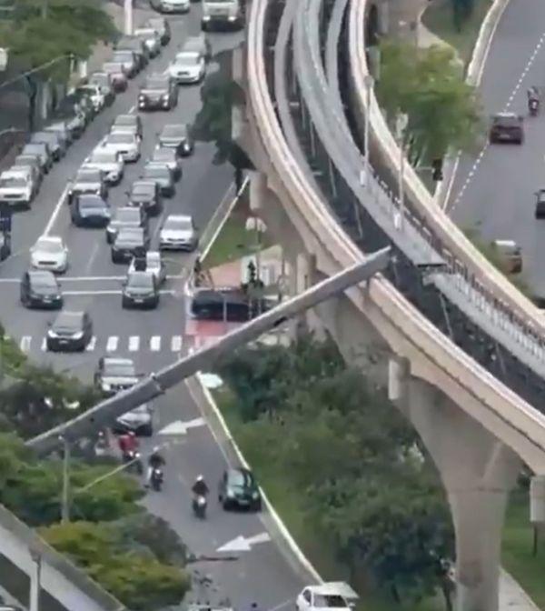 Momentul când un tren loveşte o macara prăbuşită pe şine. Bucăţi uriaşe au căzut pe o şosea din Brazilia
