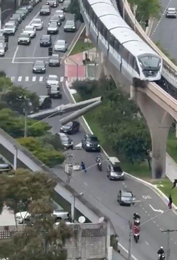 Momentul când un tren loveşte o macara prăbuşită pe şine. Bucăţi uriaşe au căzut pe o şosea din Brazilia