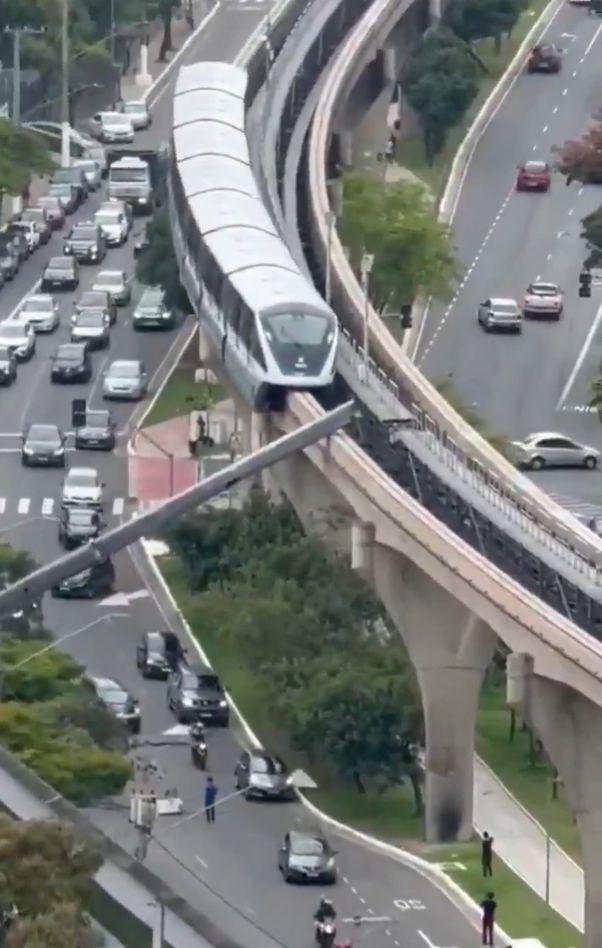 Momentul când un tren loveşte o macara prăbuşită pe şine. Bucăţi uriaşe au căzut pe o şosea din Brazilia