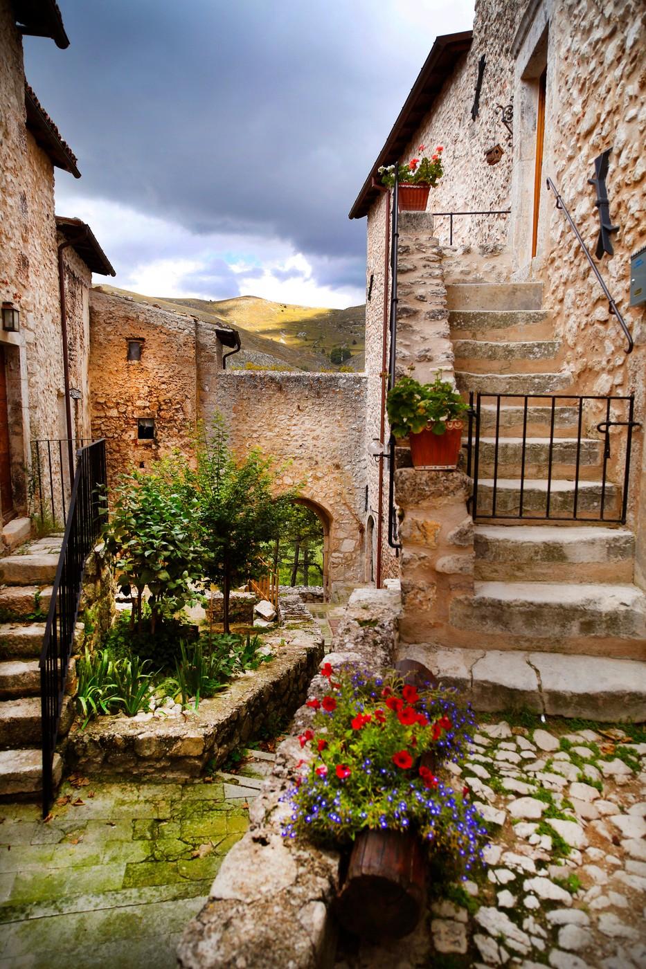 Un sat medieval din Italia oferă case şi până la 44.000 de euro ca să te muţi acolo. Singurele condiţii cerute