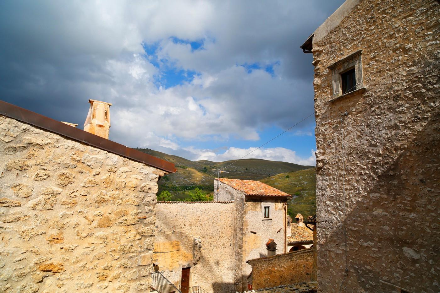 Un sat medieval din Italia oferă case şi până la 44.000 de euro ca să te muţi acolo. Singurele condiţii cerute