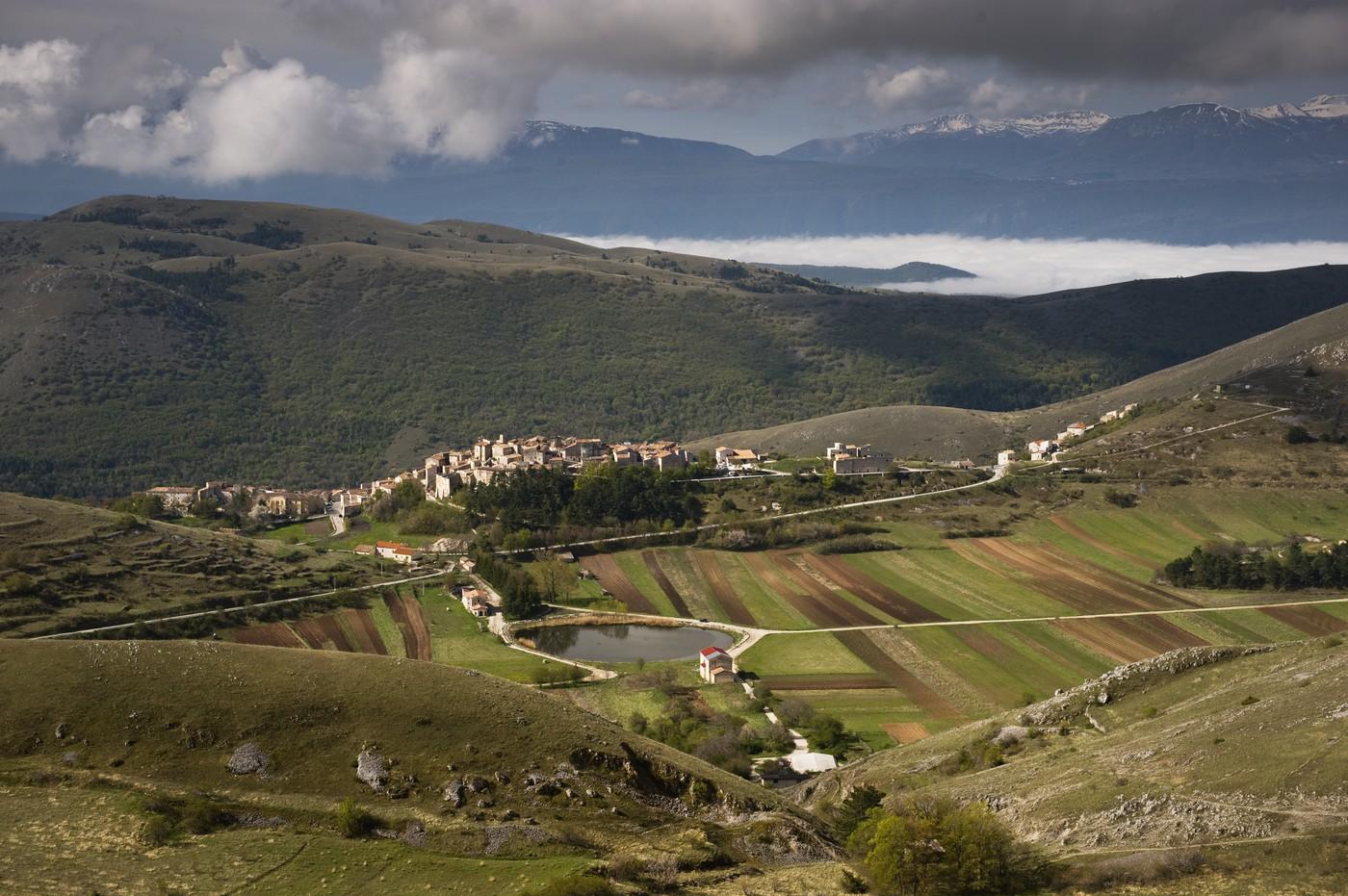 Un sat medieval din Italia oferă case şi până la 44.000 de euro ca să te muţi acolo. Singurele condiţii cerute