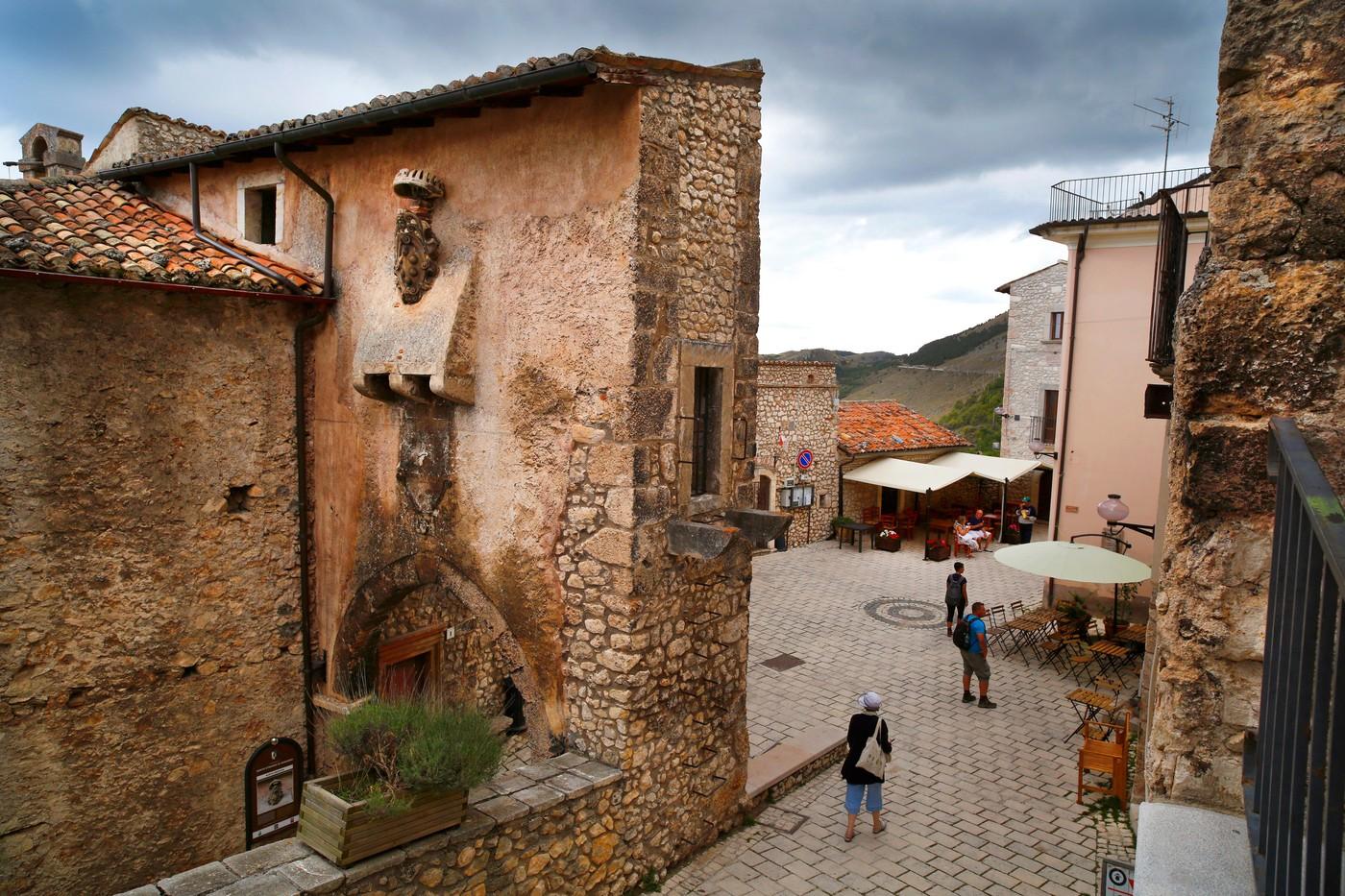 Un sat medieval din Italia oferă case şi până la 44.000 de euro ca să te muţi acolo. Singurele condiţii cerute