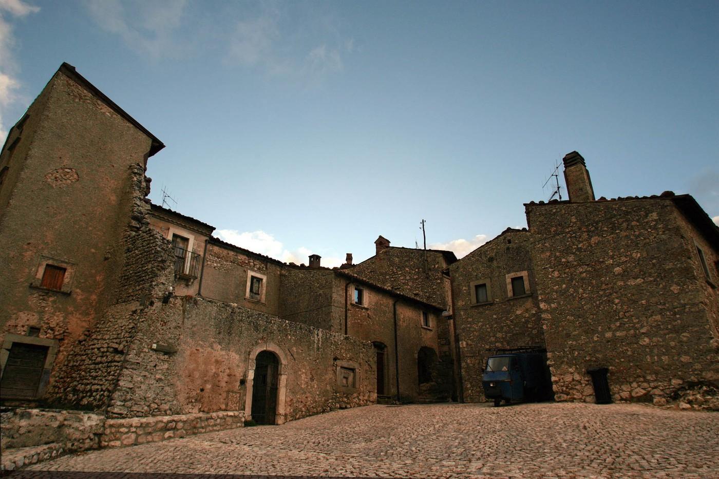 Un sat medieval din Italia oferă case şi până la 44.000 de euro ca să te muţi acolo. Singurele condiţii cerute