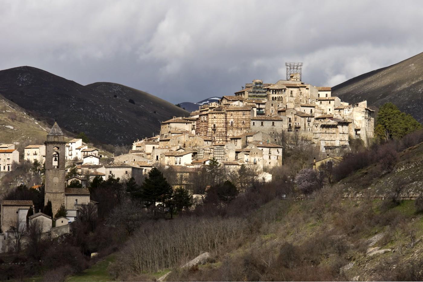 Un sat medieval din Italia oferă case şi până la 44.000 de euro ca să te muţi acolo. Singurele condiţii cerute
