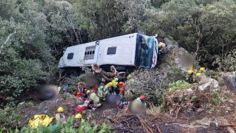 Un autocar a căzut într-o râpă de 20 de metri lângă Barcelona. 83 de răniţi, 7 dintre ei în stare gravă