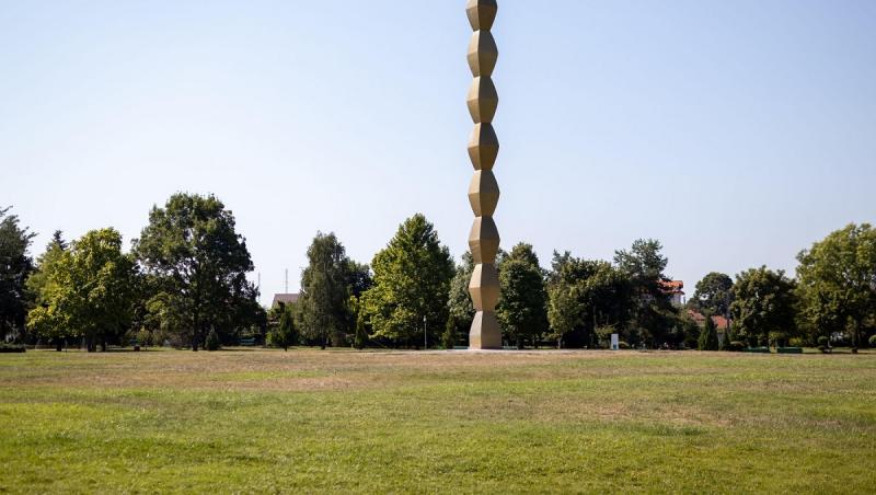 Pe 27 octombrie 1938 este inaugurată, la Târgu Jiu, sculptura "Coloana fără sfârșit" sau "Coloana Infinitului" a artistului român Constantin Brâncuși