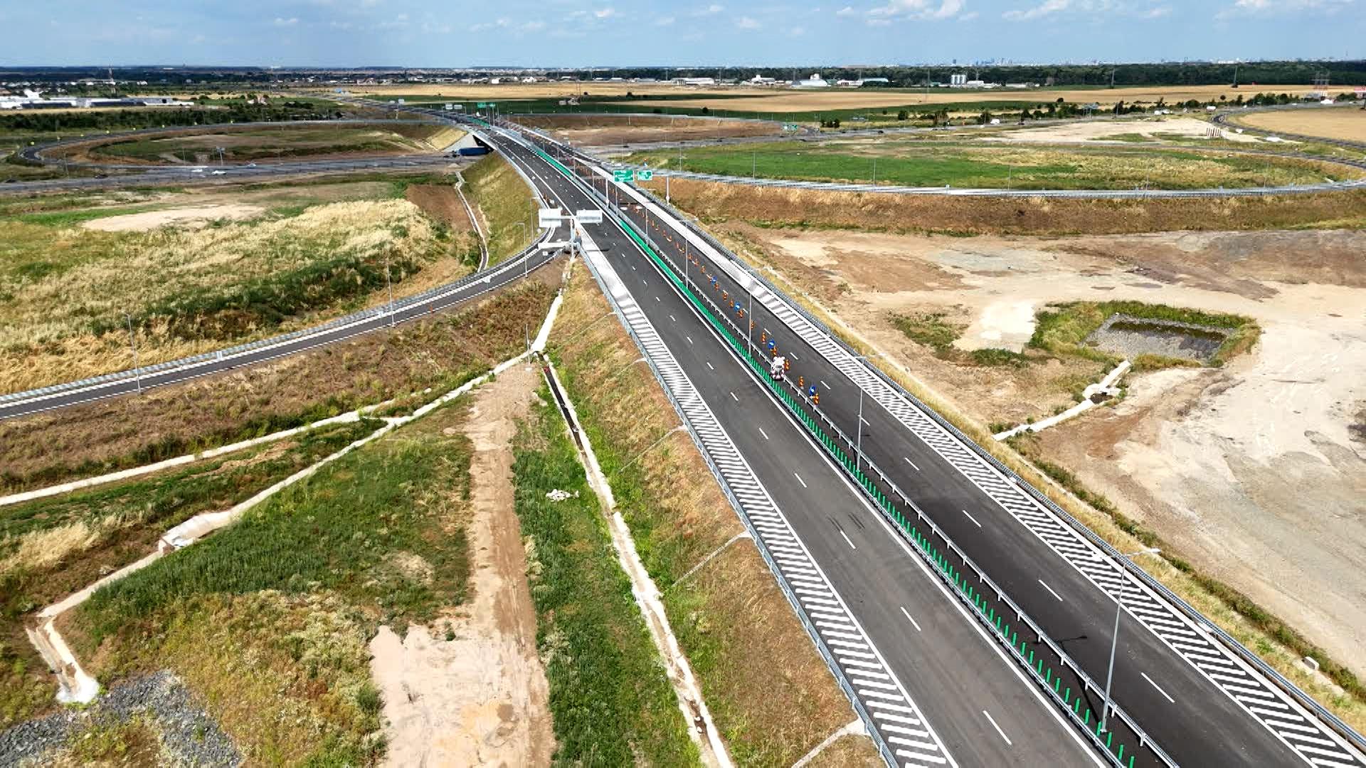 Autostrada-fantomă de lângă Bucureşti. Şoferii au venit să circule pe ea, dar au găsit drumul închis