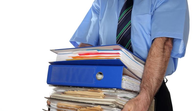 Poți organiza documentele în bibliorafturi colorate, în funcție de sursa lor
