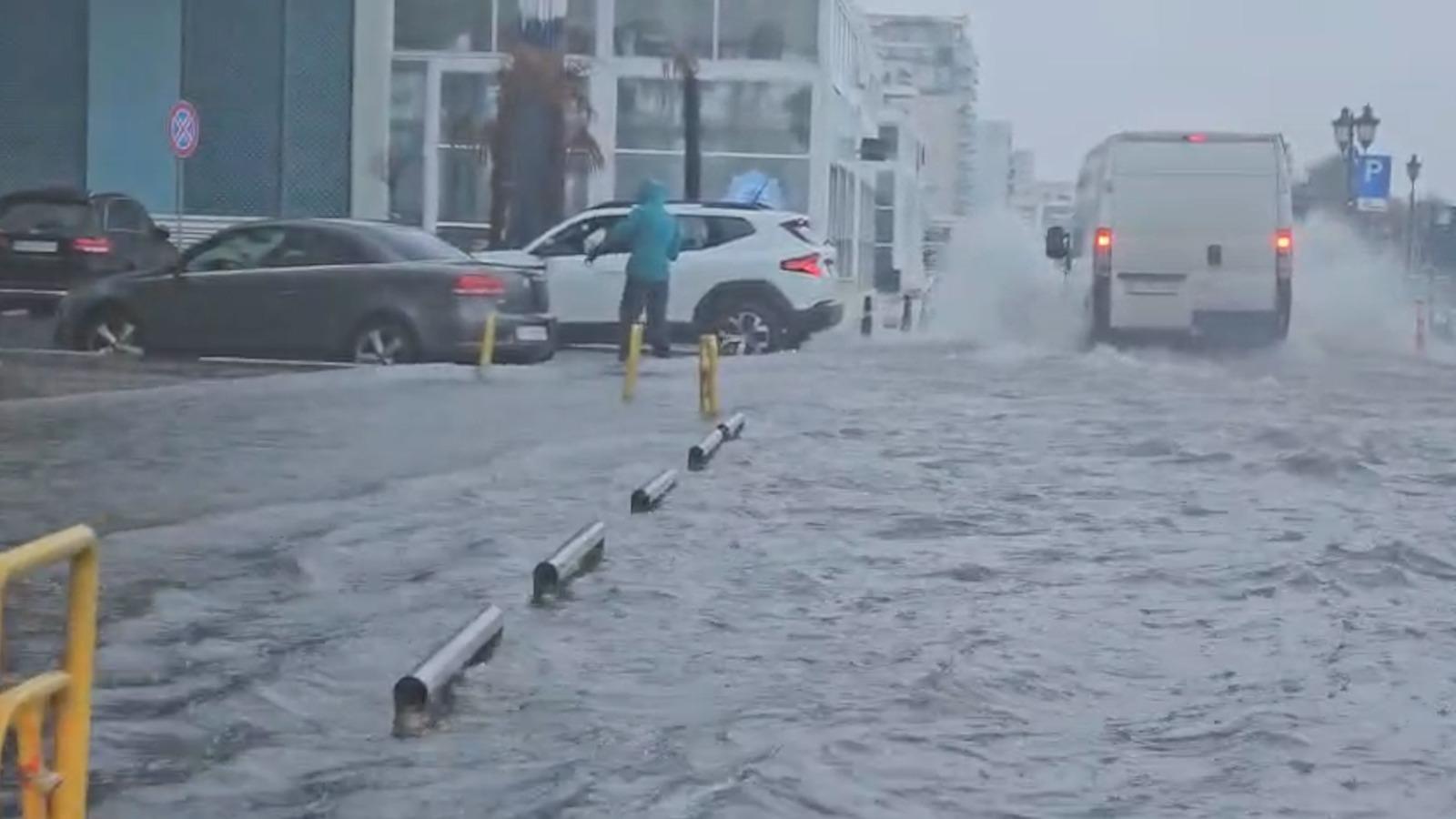 O ploaie de câteva minute a transformat Constanţa într-un mare lac. Fenomene meteo extreme în Dobrogea