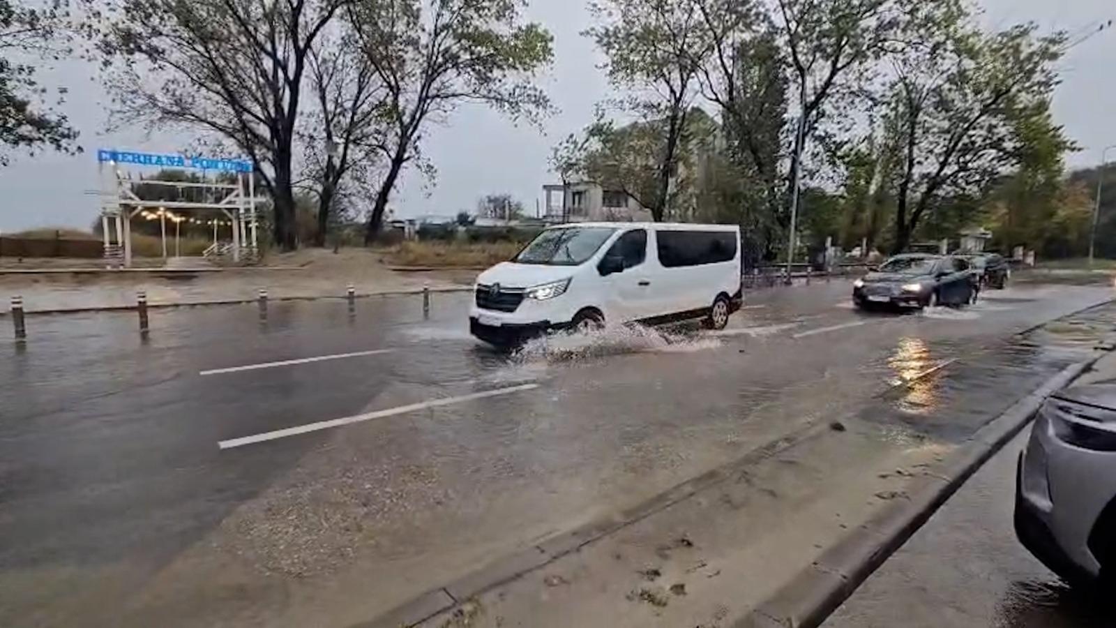 O ploaie de câteva minute a transformat Constanţa într-un mare lac. Fenomene meteo extreme în Dobrogea