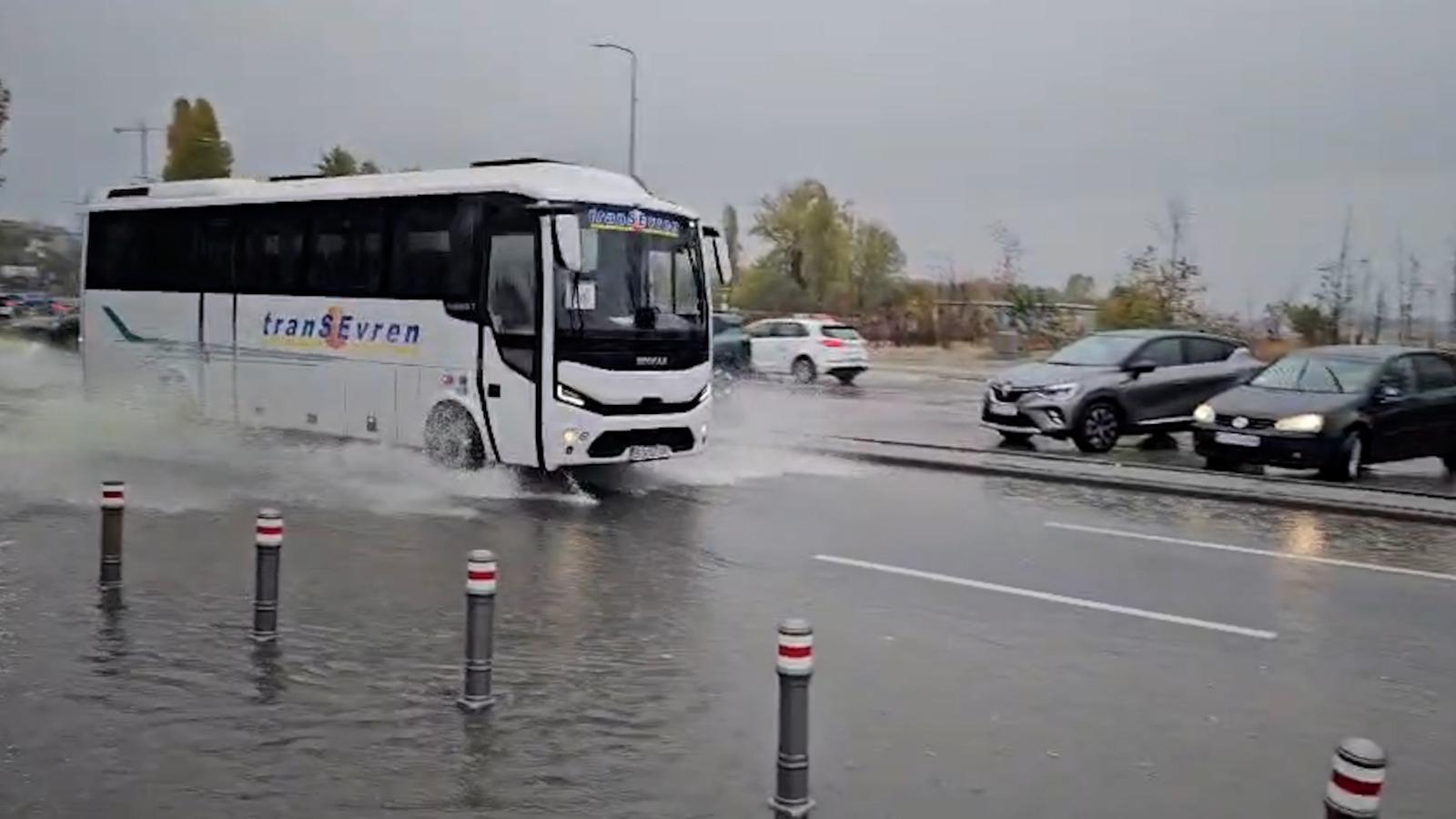 O ploaie de câteva minute a transformat Constanţa într-un mare lac. Fenomene meteo extreme în Dobrogea