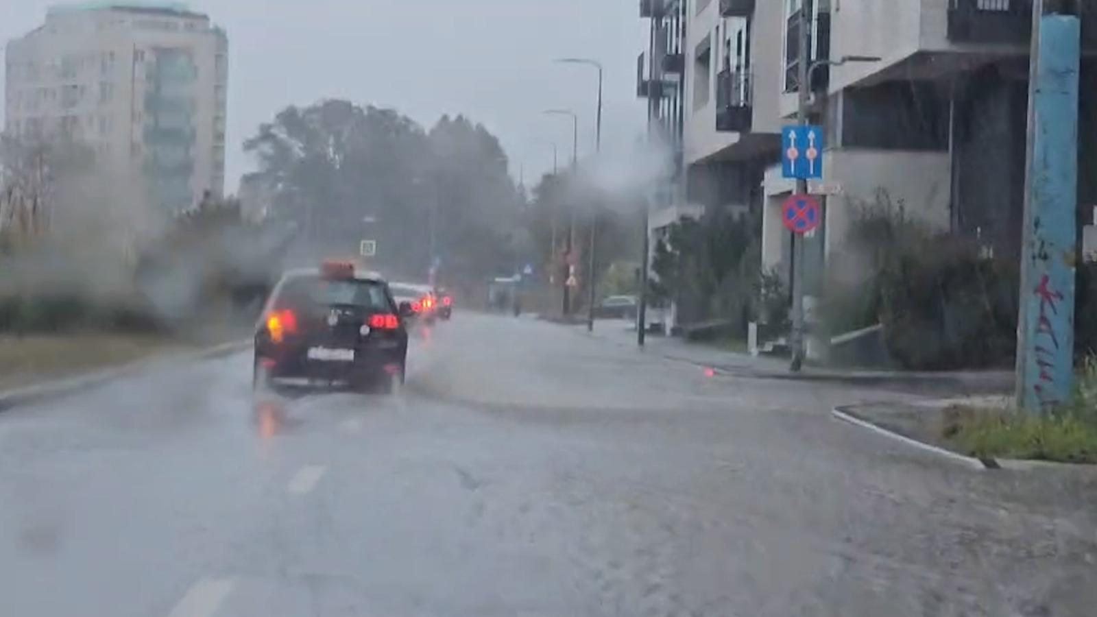 O ploaie de câteva minute a transformat Constanţa într-un mare lac. Fenomene meteo extreme în Dobrogea