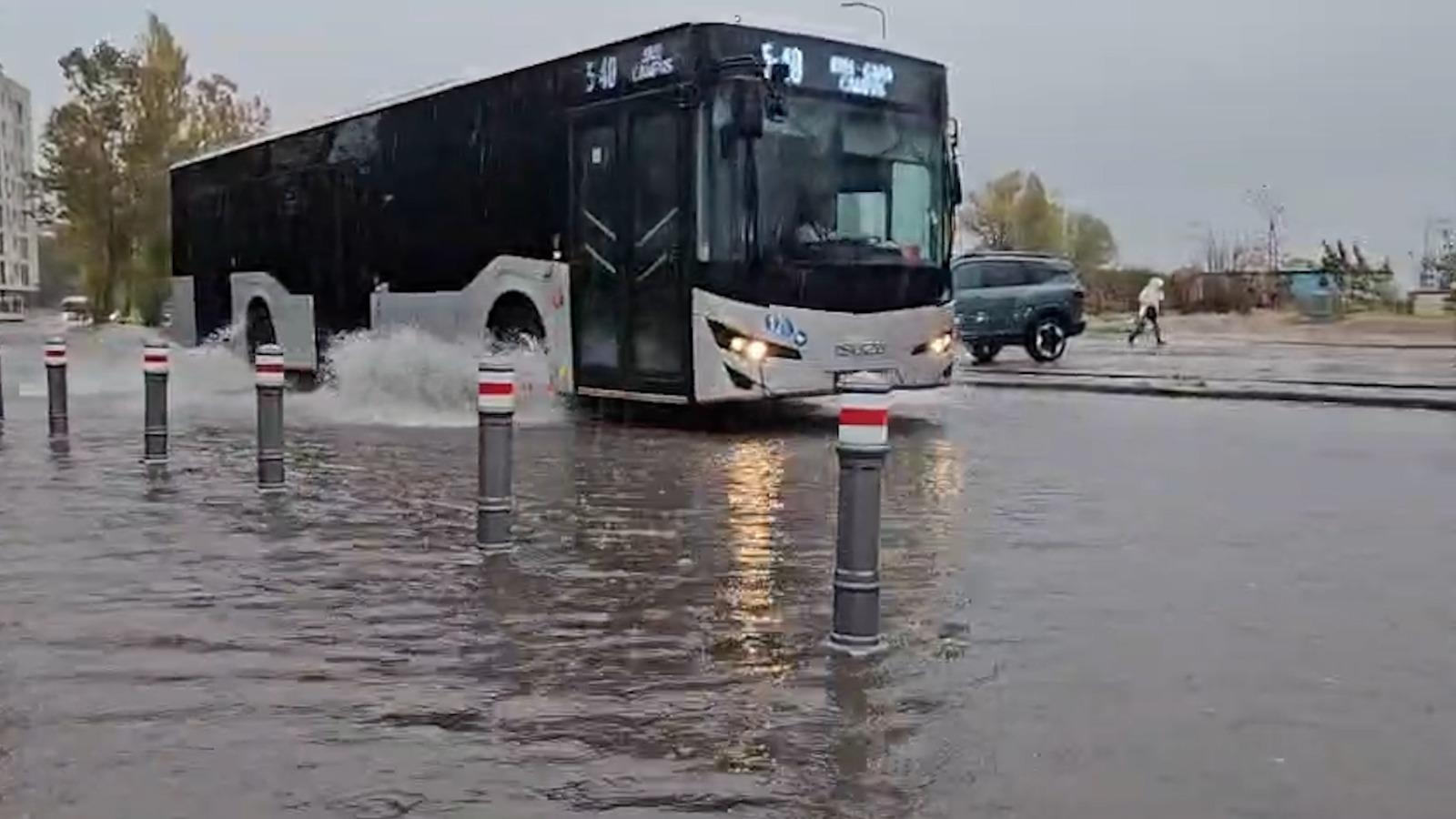 O ploaie de câteva minute a transformat Constanţa într-un mare lac. Fenomene meteo extreme în Dobrogea