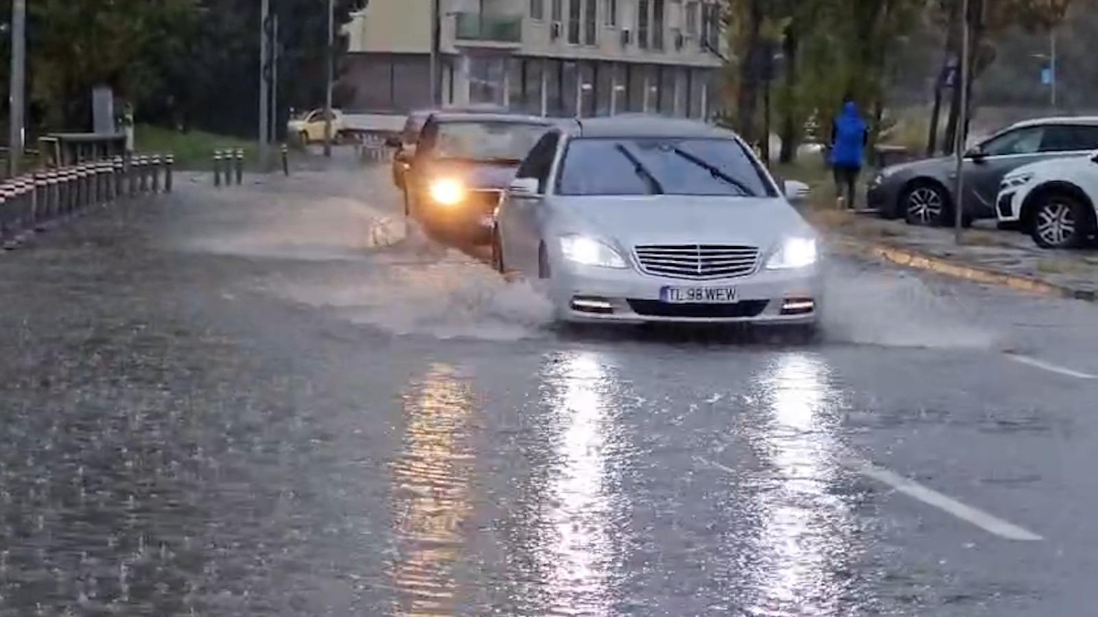 O ploaie de câteva minute a transformat Constanţa într-un mare lac. Fenomene meteo extreme în Dobrogea