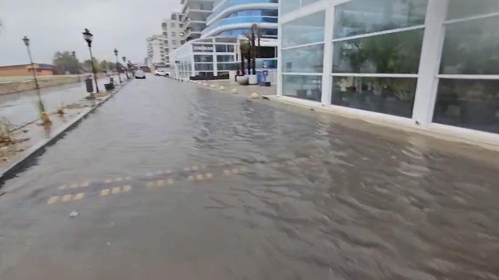 O ploaie de câteva minute a transformat Constanţa într-un mare lac. Fenomene meteo extreme în Dobrogea