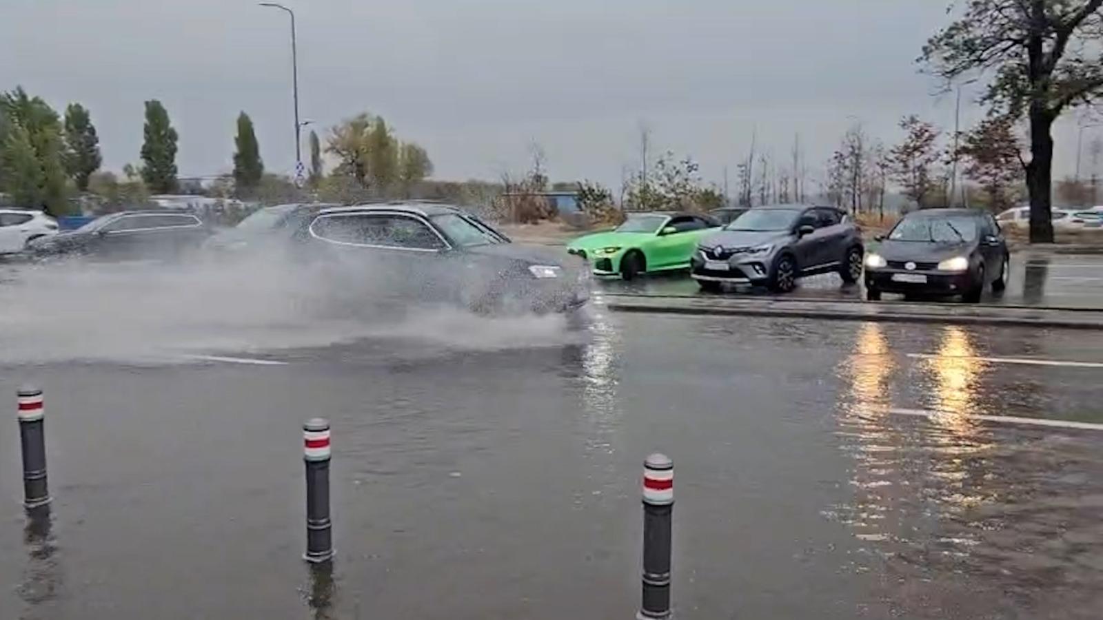 O ploaie de câteva minute a transformat Constanţa într-un mare lac. Fenomene meteo extreme în Dobrogea
