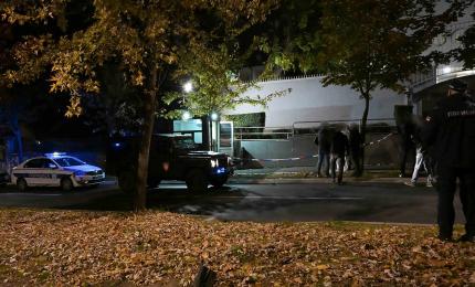 Alertă teroristă la Belgrad, după un atac la Ambasada Israelului. Agresorul a fost împuşcat mortal