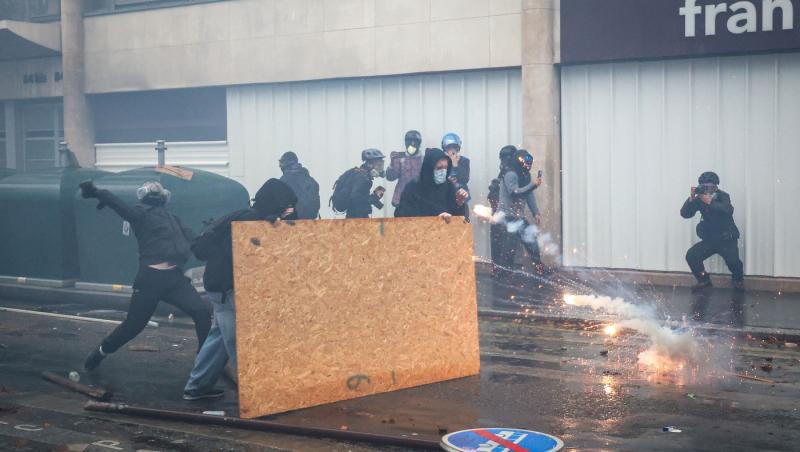 Franța a înăsprit legea împotriva revoltelor. Manifestanţii pot fi obligaţi să plătească 10.000 de euro
