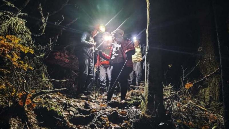 Doi tineri, recuperaţi de către Salvamont după ce i-a prins noaptea pe munte şi au rămas fără sursă de iluminat