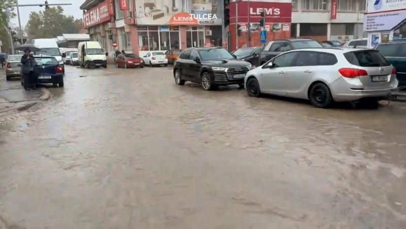 Cod roşu de ploi în Constanţa. Maşini blocate ore în întregi, pietoni nevoiţi să înoate în drumul spre casă