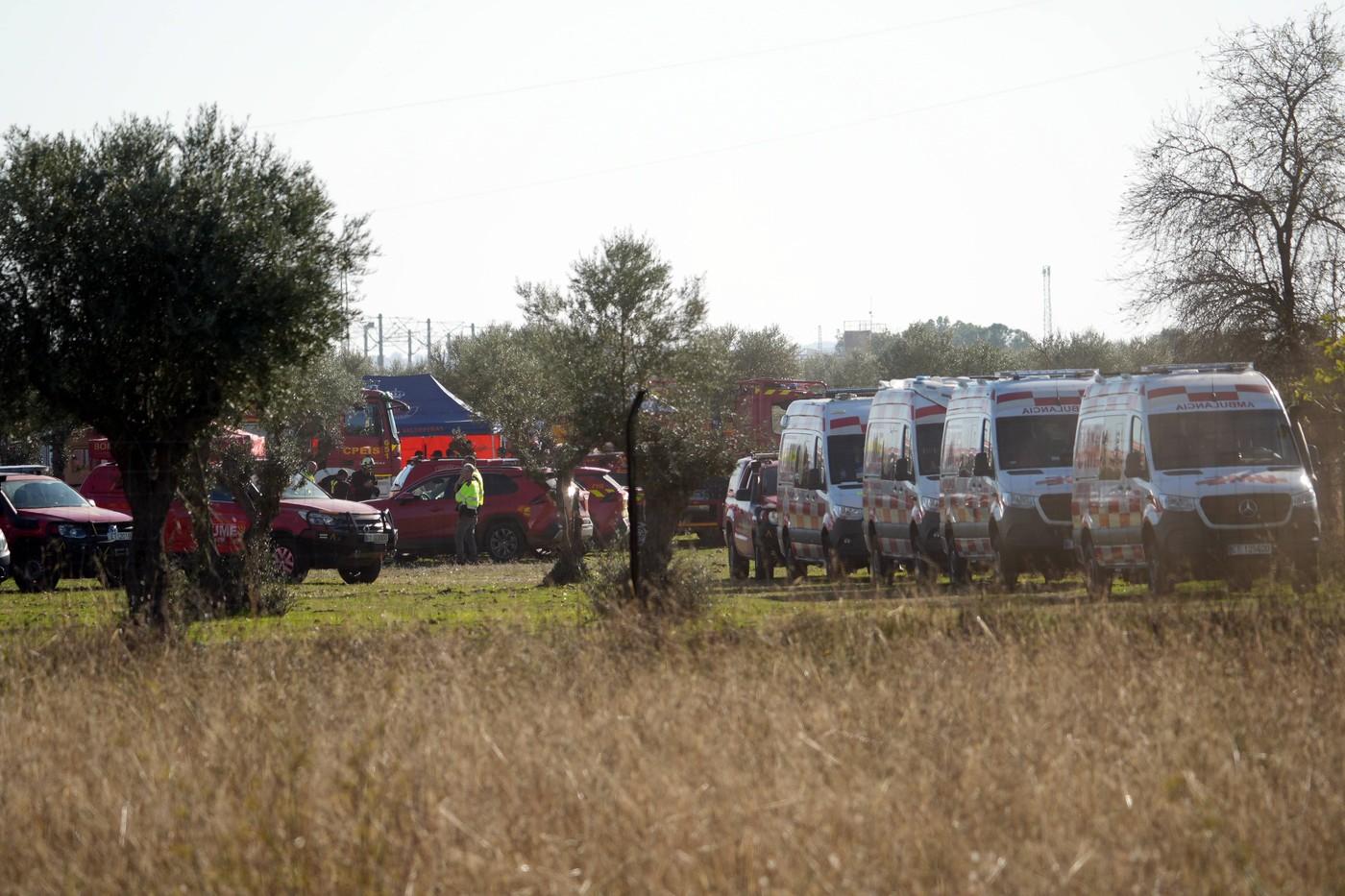 Familiile își caută disperate rudele printre resturile trenului: "Poate nu îl vom mai vedea niciodată"