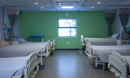 Doi copii într-un singur pat, la Spitalul Judeţean din Arad. Boala care a umplut secţia de Infecţioase