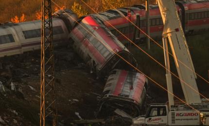 Mărturia românului care a văzut de aproape tragedia feroviară din Spania. A tăiat garduri că să ajute răniţii