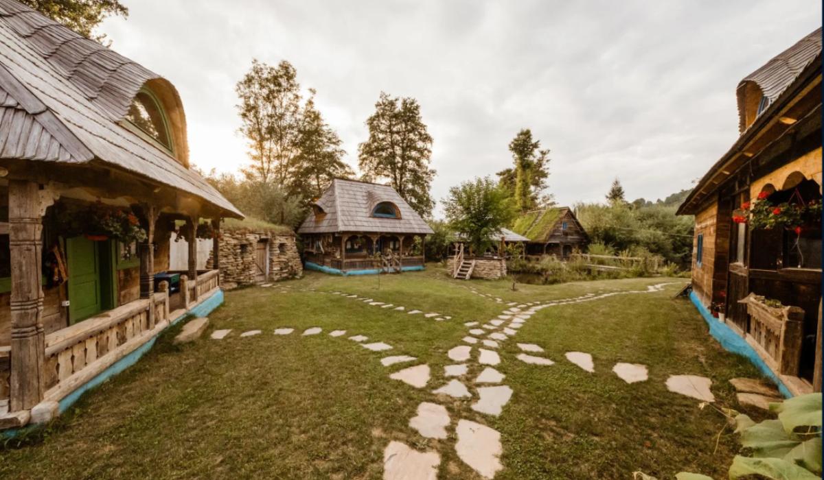 Un "sat" întreg din România, scos la vânzare cu 750.000 de euro. Ce primește cumpărătorul pentru această sumă