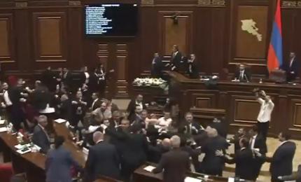 Momentul în care puterea şi opoziţia s-au luat la bătaie în Parlamentul Armeniei. A fost chemată ambulanța