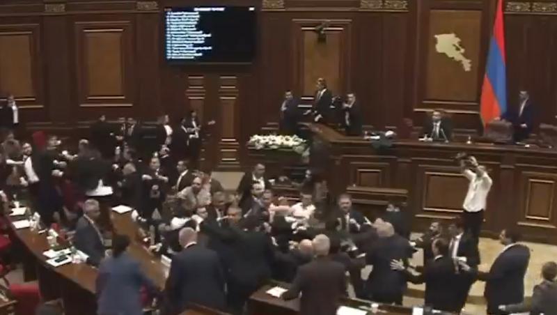 Momentul în care puterea şi opoziţia s-au luat la bătaie în Parlamentul Armeniei. A fost chemată ambulanța