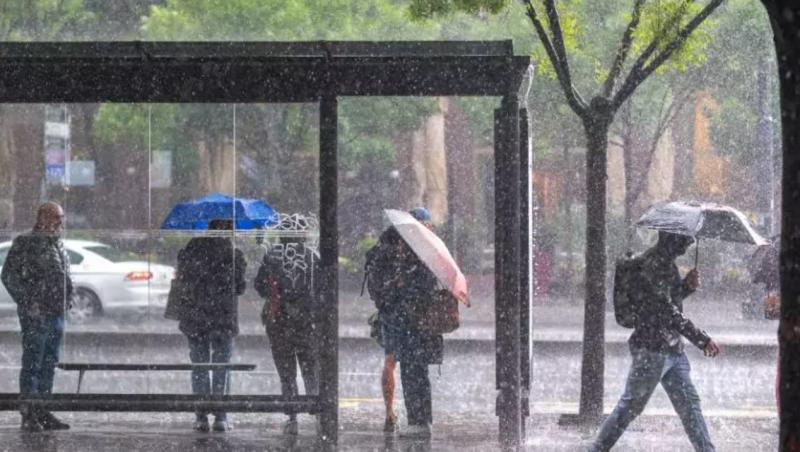 Vremea se strică în weekend. Cod galben de ploi în 5 judeţe şi ninsori la munte
