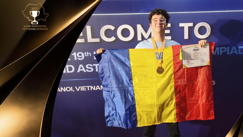 În liceu a fost la prima olimpiadă de astronomie. Teodor Bichir a câștigat apoi două medalii mondiale de aur
