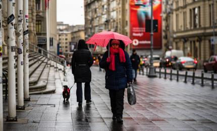 Cod portocaliu de ploi abundente şi vânt în două judeţe. Vin şi ninsorile, cu strat de zăpadă de până la 30 cm