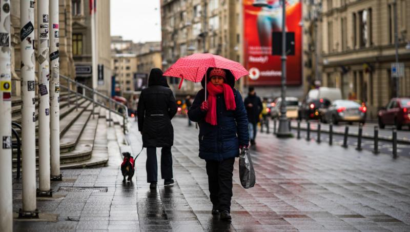 Cod portocaliu de ploi abundente şi vânt în două judeţe. Vin şi ninsorile, cu strat de zăpadă de până la 30 cm