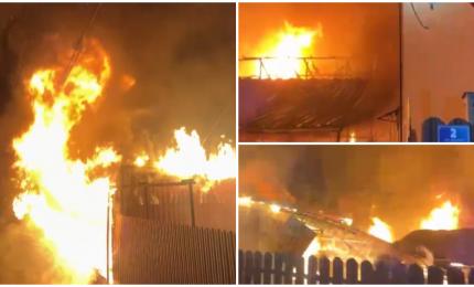 Incendiu violent în Vâlcea, unde două gospodării au suferit pagube importante. De la ce ar fi pornit