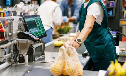 O casieră a furat 40.000 de € de la supermarket. Cum folosea "schema pungilor" pentru a păcăli casa de marcat