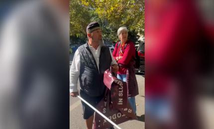 Momentul în care un susţinător al lui Călin Georgescu loveşte doi operatori TV